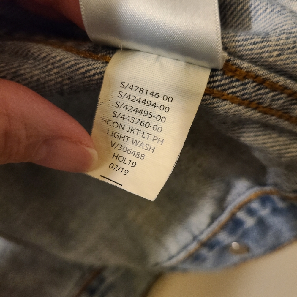 Gap Jean Jacket Size Medium - image 4